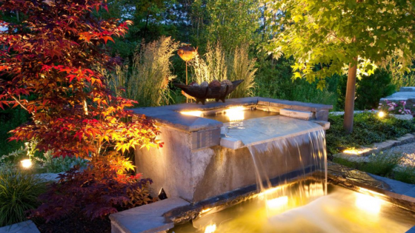 Taman dengan desain minimalis berpadu dengan air terjun mini